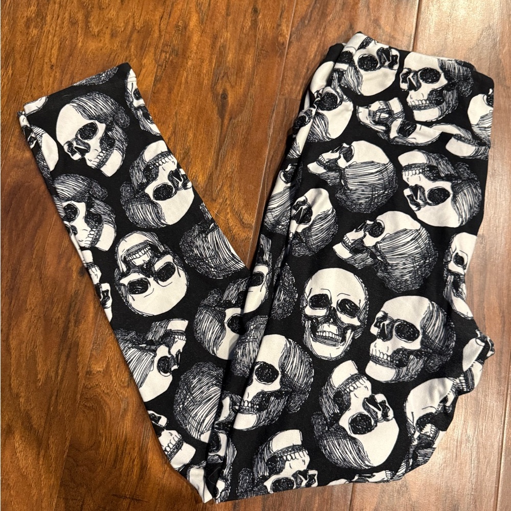 LuLaRoe Black and White Skull Print Leggings